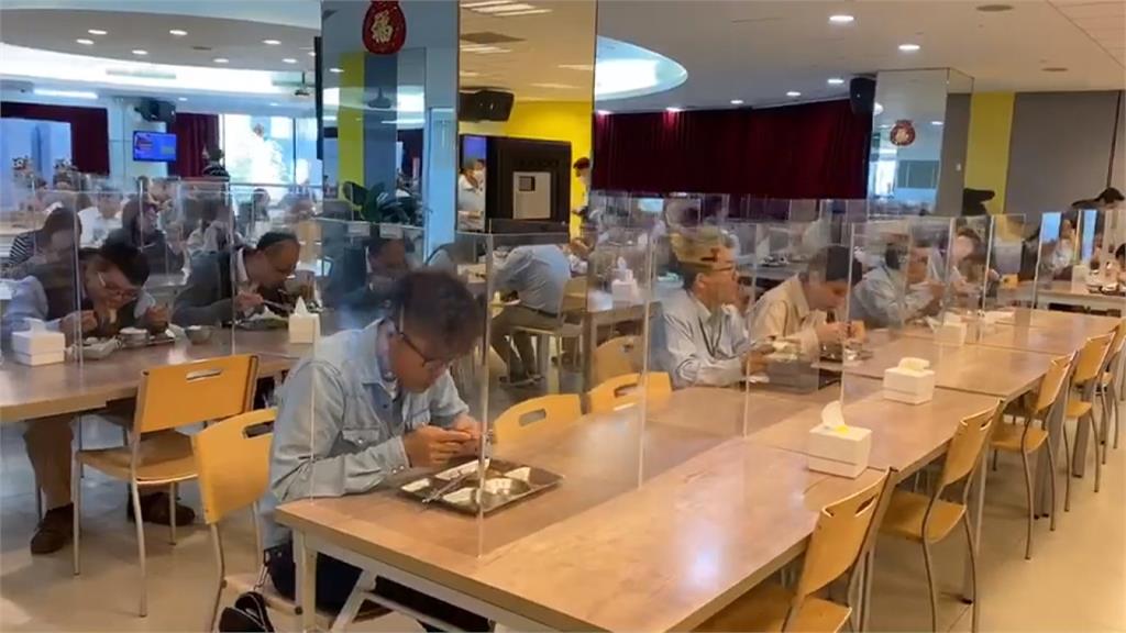超完美防疫！中鋼避免員工「用餐飛沫傳染」　改造餐廳「量身訂做個人席」還有超貼心服務