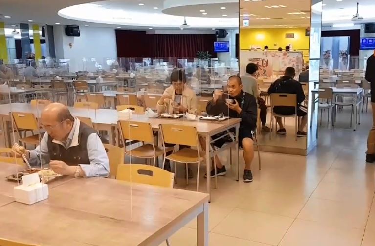 超完美防疫！中鋼避免員工「用餐飛沫傳染」　改造餐廳「量身訂做個人席」還有超貼心服務