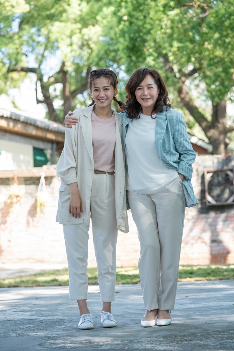 恬妞曝女兒小學畢業「就出國念書」笑小孩像長輩　「從沒敷過面膜」遺傳父母好膚質62歲超凍齡