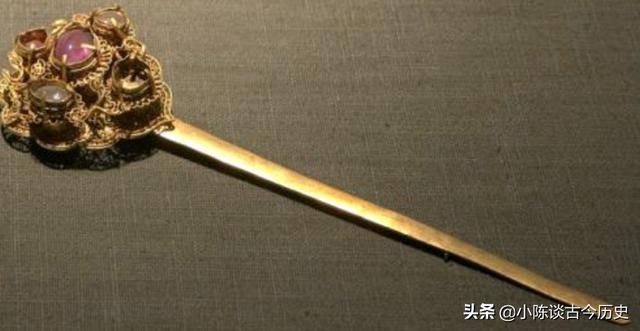 阿嬤拿祖傳金釵做鑑定，專家看到金釵上的字猛抬頭，急問：您父親是？