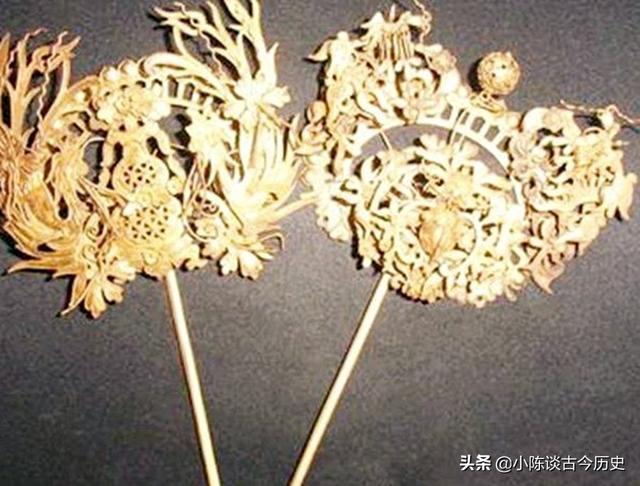 阿嬤拿祖傳金釵做鑑定，專家看到金釵上的字猛抬頭，急問：您父親是？