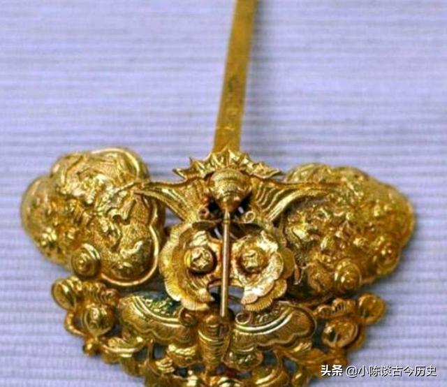 阿嬤拿祖傳金釵做鑑定，專家看到金釵上的字猛抬頭，急問：您父親是？