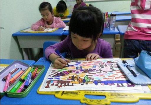 4歲女兒畫蛇獲獎！心理學閨蜜「卻讓媽媽直接報警」　到校後「心涼了半截」：所有家長要警惕