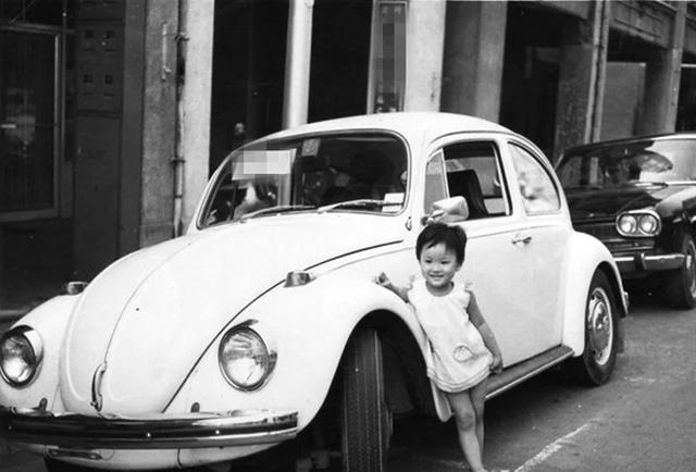 47歲女星曬全家合照「母女皆凍齡」！富商老公「從念書就暗戀她」修成正果　為病兒隱退卻滿懷感激