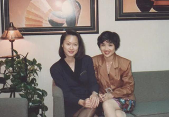 47歲女星曬全家合照「母女皆凍齡」！富商老公「從念書就暗戀她」修成正果　為病兒隱退卻滿懷感激