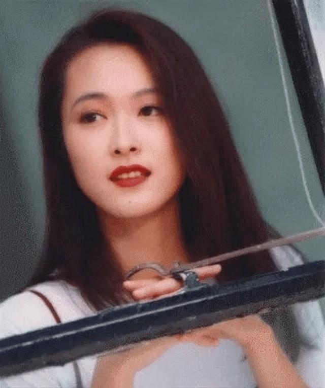 47歲女星曬全家合照「母女皆凍齡」！富商老公「從念書就暗戀她」修成正果　為病兒隱退卻滿懷感激