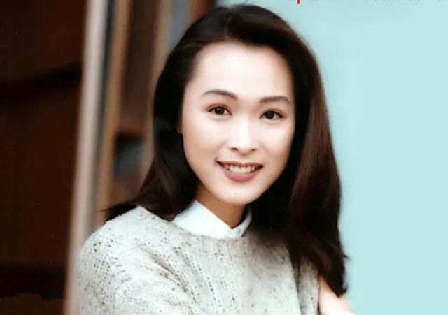 47歲女星曬全家合照「母女皆凍齡」！富商老公「從念書就暗戀她」修成正果　為病兒隱退卻滿懷感激