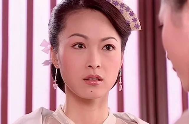 47歲女星曬全家合照「母女皆凍齡」！富商老公「從念書就暗戀她」修成正果　為病兒隱退卻滿懷感激