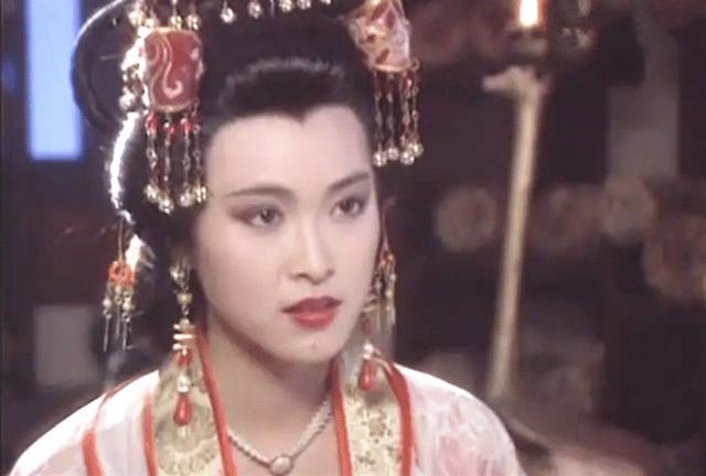 47歲女星曬全家合照「母女皆凍齡」！富商老公「從念書就暗戀她」修成正果　為病兒隱退卻滿懷感激