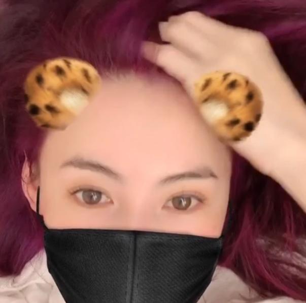 40歲張柏芝為哄「小情人」開心染紫髮！素顏自拍時尚又減齡，「二兒子出鏡」桃花眼帥到犯規