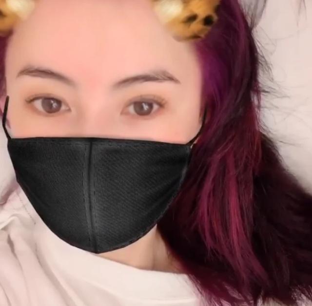 40歲張柏芝為哄「小情人」開心染紫髮！素顏自拍時尚又減齡，「二兒子出鏡」桃花眼帥到犯規