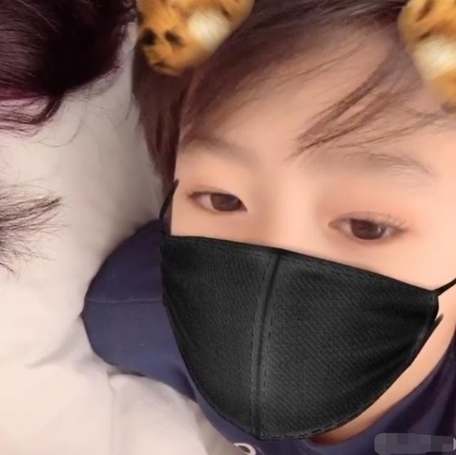 40歲張柏芝為哄「小情人」開心染紫髮！素顏自拍時尚又減齡，「二兒子出鏡」桃花眼帥到犯規