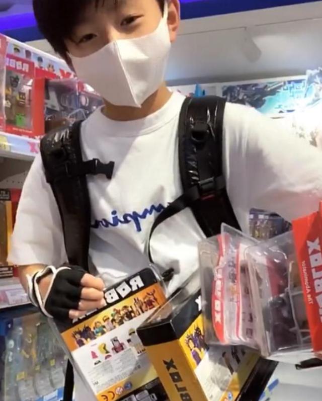 40歲張柏芝為哄「小情人」開心染紫髮！素顏自拍時尚又減齡，「二兒子出鏡」桃花眼帥到犯規