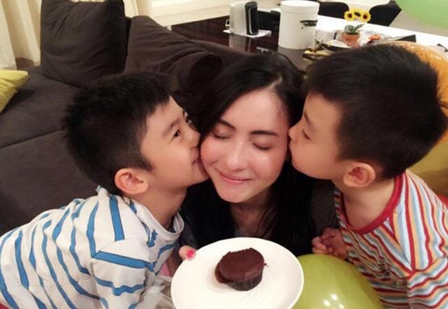 40歲張柏芝為哄「小情人」開心染紫髮！素顏自拍時尚又減齡，「二兒子出鏡」桃花眼帥到犯規