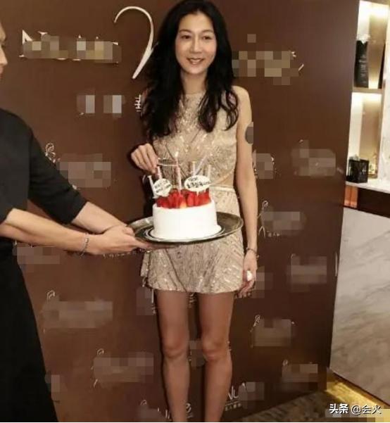 拋開過去陰霾！小龍女生母吳綺莉「低調復工重新出發」　44歲「擁小蠻腰四肢纖細」保養得宜