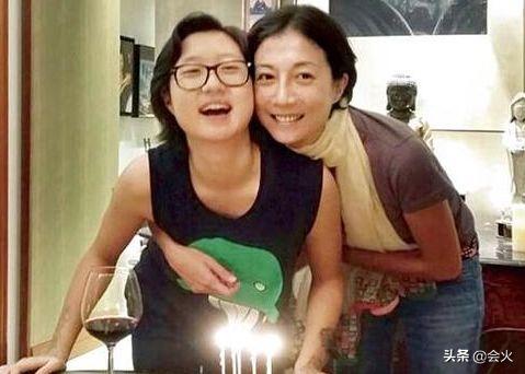 拋開過去陰霾！小龍女生母吳綺莉「低調復工重新出發」　44歲「擁小蠻腰四肢纖細」保養得宜