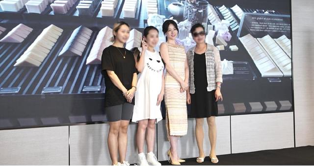 49歲李英愛「身穿橫紋吊帶洋裝」優雅大方　凍齡膚質「完美駕馭桃色西裝」堪稱行走衣架子