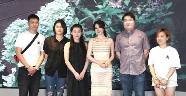 49歲李英愛「身穿橫紋吊帶洋裝」優雅大方　凍齡膚質「完美駕馭桃色西裝」堪稱行走衣架子