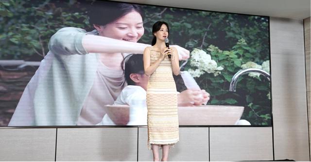 49歲李英愛「身穿橫紋吊帶洋裝」優雅大方　凍齡膚質「完美駕馭桃色西裝」堪稱行走衣架子