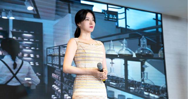 49歲李英愛「身穿橫紋吊帶洋裝」優雅大方　凍齡膚質「完美駕馭桃色西裝」堪稱行走衣架子