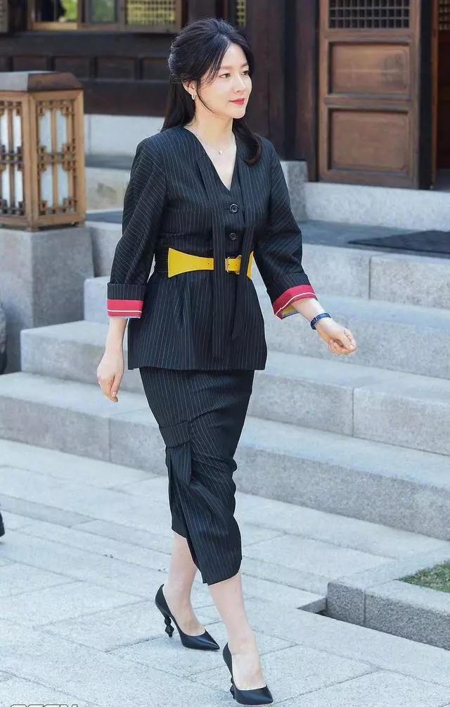 49歲李英愛「身穿橫紋吊帶洋裝」優雅大方　凍齡膚質「完美駕馭桃色西裝」堪稱行走衣架子