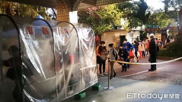 首座噴霧隧道！桃園國小學生「走進去3秒就消毒」　皮膚科醫師急喊「拜託別亂用」里長臉綠秒撤掉