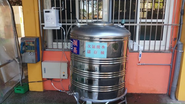 首座噴霧隧道！桃園國小學生「走進去3秒就消毒」　皮膚科醫師急喊「拜託別亂用」里長臉綠秒撤掉