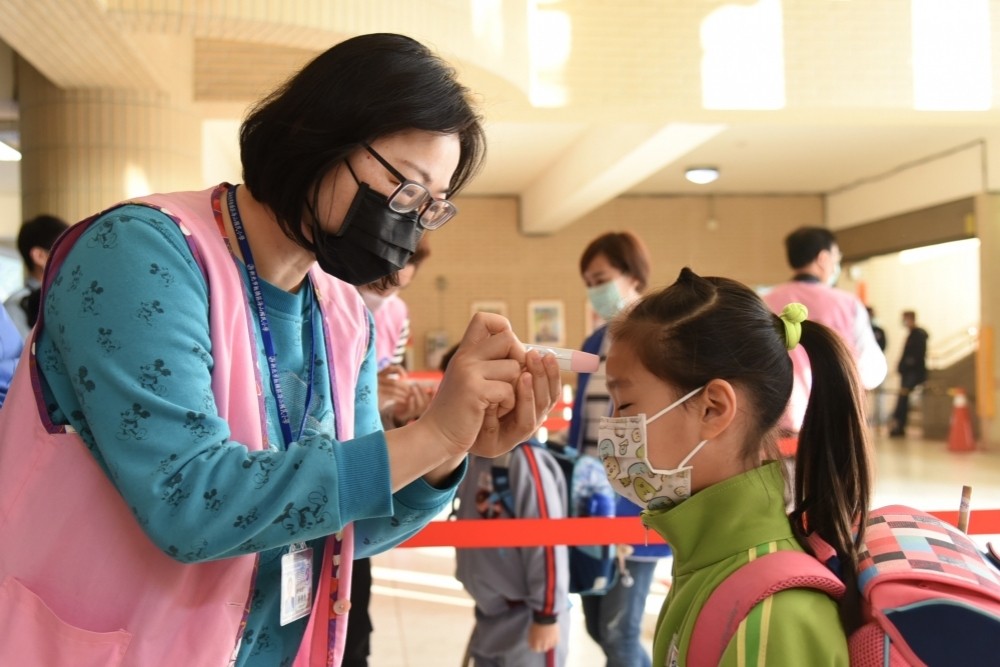 首座噴霧隧道！桃園國小學生「走進去3秒就消毒」　皮膚科醫師急喊「拜託別亂用」里長臉綠秒撤掉
