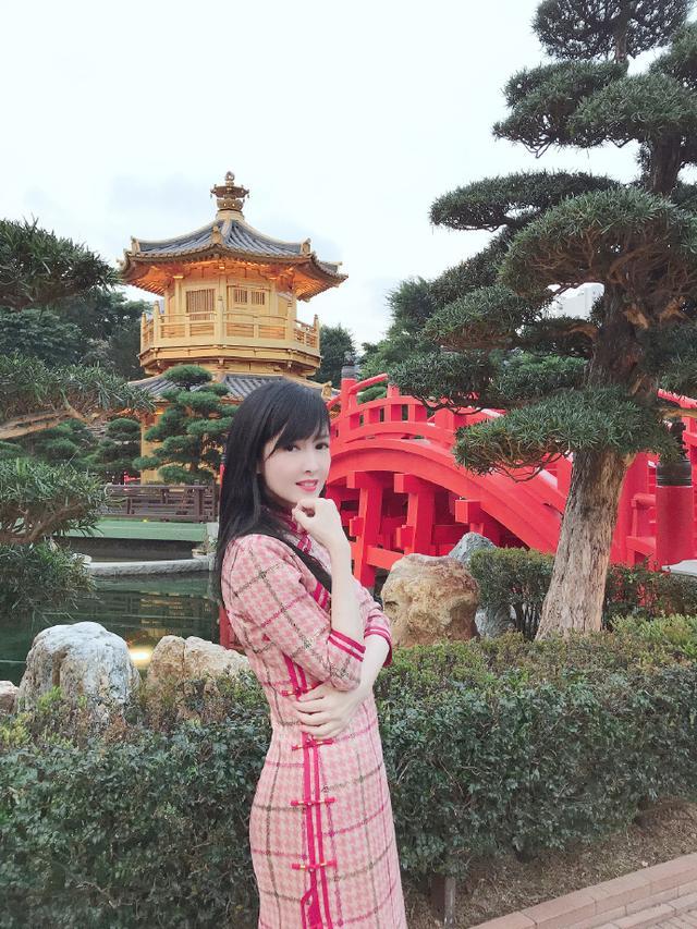 52歲周慧敏多才多藝「身穿自製旗袍」粉紅格紋超少女　款式復古「姣好身材藏不住」氣質優雅脫俗