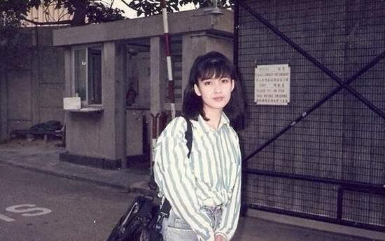 52歲周慧敏多才多藝「身穿自製旗袍」粉紅格紋超少女　款式復古「姣好身材藏不住」氣質優雅脫俗