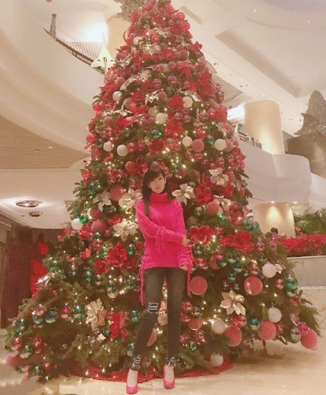 52歲周慧敏多才多藝「身穿自製旗袍」粉紅格紋超少女　款式復古「姣好身材藏不住」氣質優雅脫俗