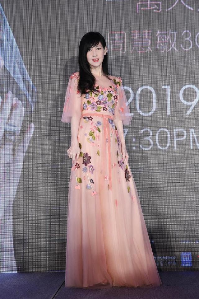 52歲周慧敏多才多藝「身穿自製旗袍」粉紅格紋超少女　款式復古「姣好身材藏不住」氣質優雅脫俗