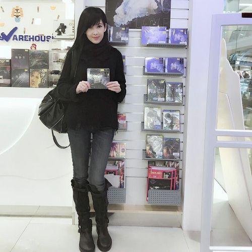 52歲周慧敏多才多藝「身穿自製旗袍」粉紅格紋超少女　款式復古「姣好身材藏不住」氣質優雅脫俗