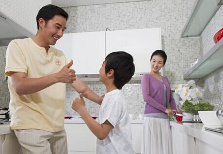 以身作則！爸爸「帶5歲女兒搭捷運」教養引熱議　小舉動被網友讚翻：「最高級的炫富」