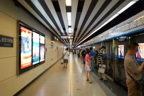 以身作則！爸爸「帶5歲女兒搭捷運」教養引熱議　小舉動被網友讚翻：「最高級的炫富」