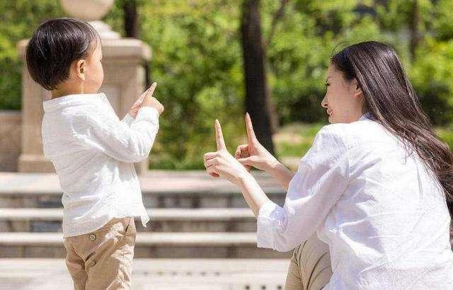 以身作則！爸爸「帶5歲女兒搭捷運」教養引熱議　小舉動被網友讚翻：「最高級的炫富」