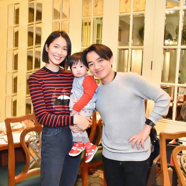 王祖藍曬1歲女兒「跟節拍扭腰」舞姿萌翻天　「爸媽前後夾攻跳舞」全家好開心