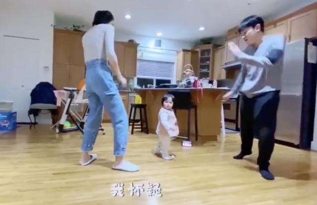 王祖藍曬1歲女兒「跟節拍扭腰」舞姿萌翻天　「爸媽前後夾攻跳舞」全家好開心