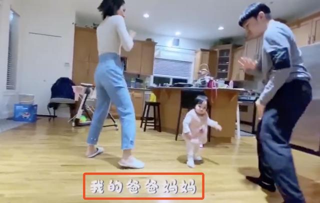 王祖藍曬1歲女兒「跟節拍扭腰」舞姿萌翻天　「爸媽前後夾攻跳舞」全家好開心