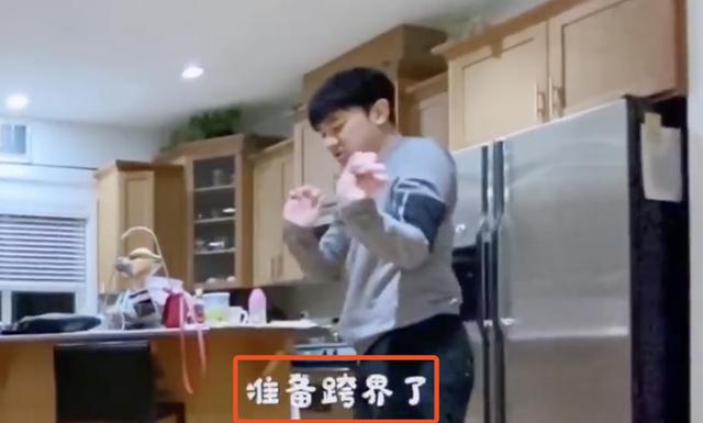 王祖藍曬1歲女兒「跟節拍扭腰」舞姿萌翻天　「爸媽前後夾攻跳舞」全家好開心