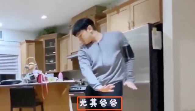 王祖藍曬1歲女兒「跟節拍扭腰」舞姿萌翻天　「爸媽前後夾攻跳舞」全家好開心