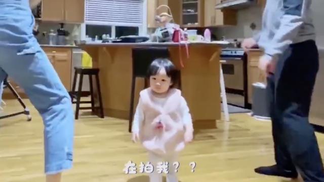 王祖藍曬1歲女兒「跟節拍扭腰」舞姿萌翻天　「爸媽前後夾攻跳舞」全家好開心