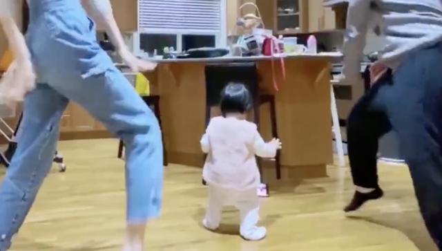 王祖藍曬1歲女兒「跟節拍扭腰」舞姿萌翻天　「爸媽前後夾攻跳舞」全家好開心