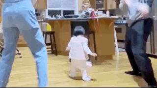 王祖藍曬1歲女兒「跟節拍扭腰」舞姿萌翻天　「爸媽前後夾攻跳舞」全家好開心