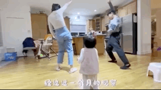 王祖藍曬1歲女兒「跟節拍扭腰」舞姿萌翻天　「爸媽前後夾攻跳舞」全家好開心