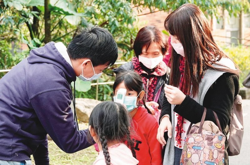 防治開學疫情！才第一天「578名學生發燒」　教育部長出面「實際人數未確定」：盡速配送防疫物資