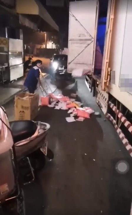 浪費我時間！貨運司機「把包裹丟下車」邊亂發脾氣　女店員委屈蹲地「老天爺出面幫忙」網讚：惡人有惡報！
