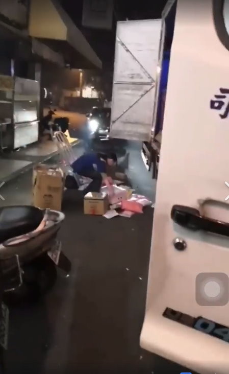 浪費我時間！貨運司機「把包裹丟下車」邊亂發脾氣　女店員委屈蹲地「老天爺出面幫忙」網讚：惡人有惡報！