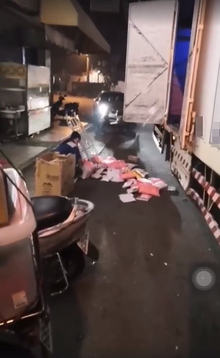 浪費我時間！貨運司機「把包裹丟下車」邊亂發脾氣　女店員委屈蹲地「老天爺出面幫忙」網讚：惡人有惡報！