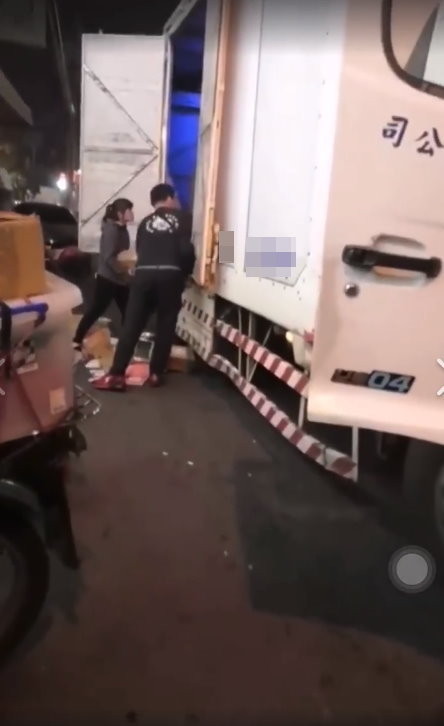 浪費我時間！貨運司機「把包裹丟下車」邊亂發脾氣　女店員委屈蹲地「老天爺出面幫忙」網讚：惡人有惡報！